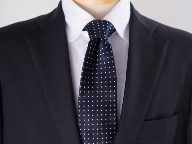 紺の小紋柄のネクタイ